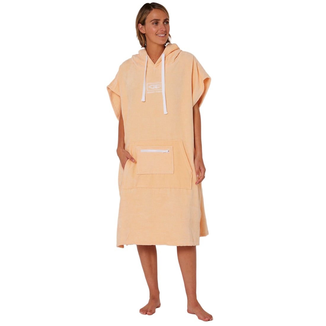 Keep your young one warm and dry with the Youth Sunkissed Hooded Poncho Towel.&nbsp;With oversize sleeve openings and in 250GSM&nbsp;mircofibre&nbsp;this is an easy, lightweight poncho&nbsp;to slip in and out of after on those warmer days at the beach.