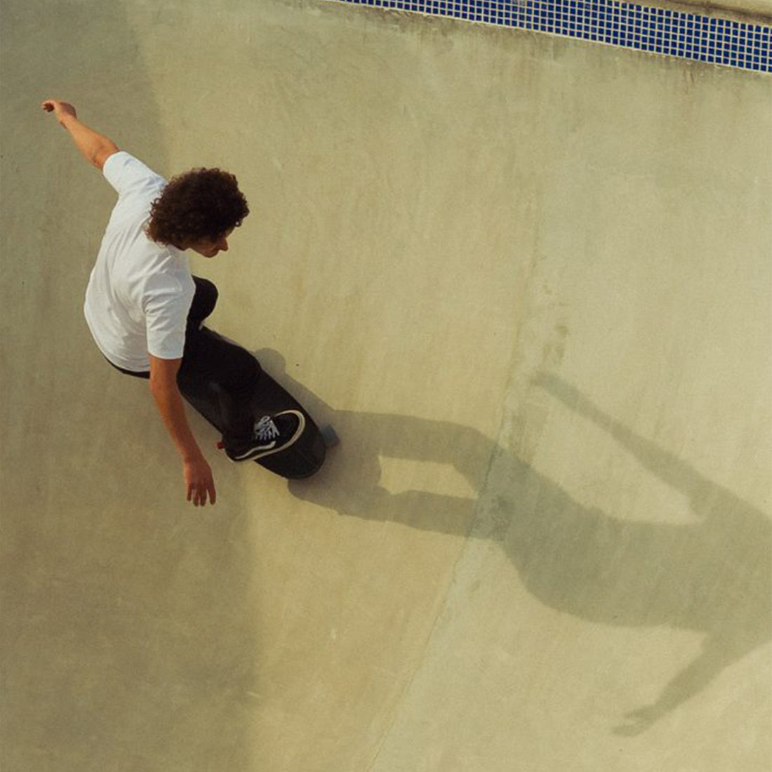 Slide Gussie Onyx 31 Inch Surf Skate designed for carving, bowl riding and cruising.
